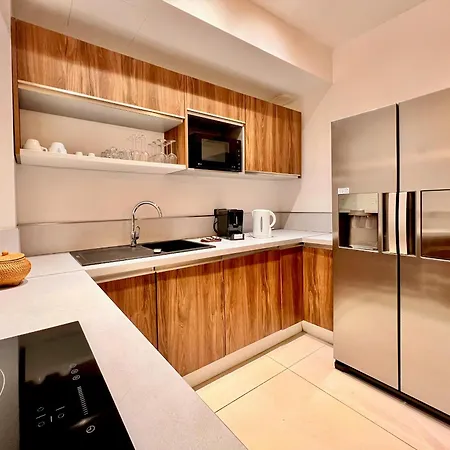 Liberation Center - Private Balcony - 24&7 Reception - Luggage Storage 4* ניס