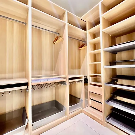 Liberation Center - Private Balcony - 24&7 Reception - Luggage Storage