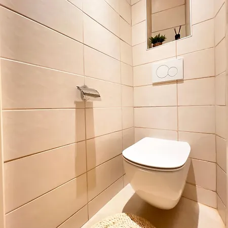 Liberation Center - Private Balcony - 24&7 Reception - Luggage Storage מלון דירות