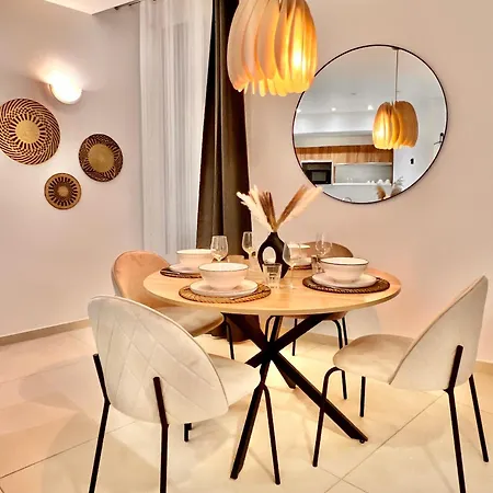 Liberation Center - Private Balcony - 24&7 Reception - Luggage Storage