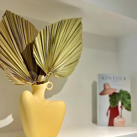 Liberation Center - Private Balcony - 24&7 Reception - Luggage Storage ניס