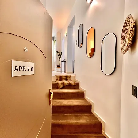 Liberation Center - Private Balcony - 24&7 Reception - Luggage Storage