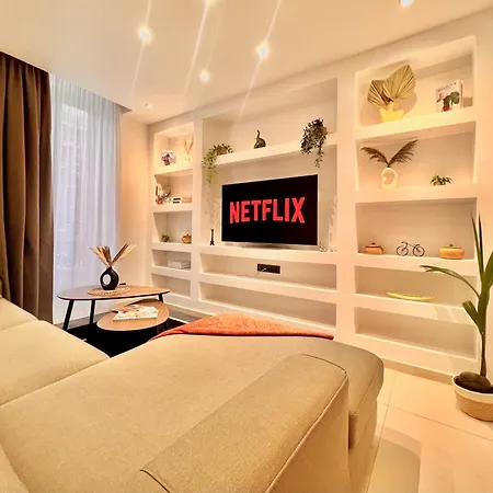 Liberation Center - Private Balcony - 24&7 Reception - Luggage Storage ניס