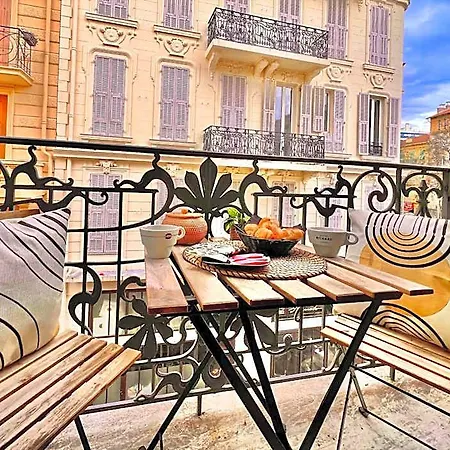 Liberation Center - Private Balcony - 24&7 Reception - Luggage Storage