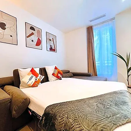 Liberation Center - Private Balcony - 24&7 Reception - Luggage Storage