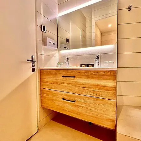Liberation Center - Private Balcony - 24&7 Reception - Luggage Storage 4*