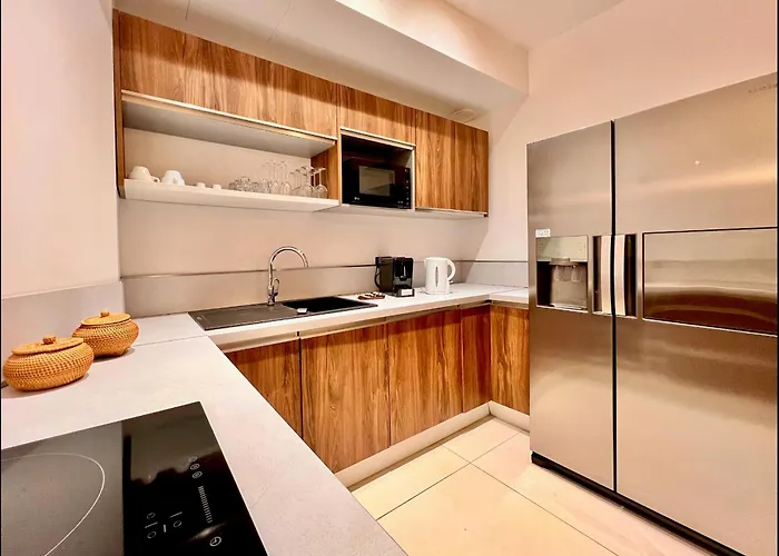 Liberation Center - Private Balcony - 24&7 Reception - Luggage Storage 4* Nice