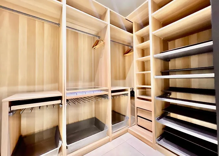 Liberation Center - Private Balcony - 24&7 Reception - Luggage Storage