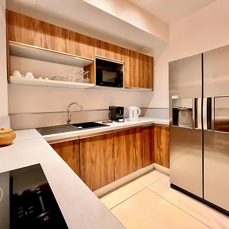 Liberation Center - Private Balcony - 24&7 Reception - Luggage Storage * Nice