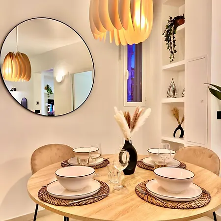 Liberation Center - Private Balcony - 24&7 Reception - Luggage Storage Apart-hotel